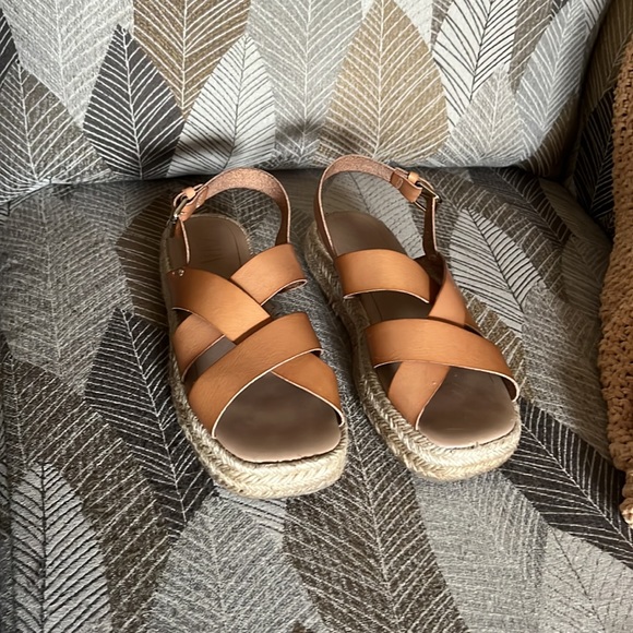 Size 34 Zara leather and jute platform sandal.  US size 4.5. Good condition. - Picture 3 of 12